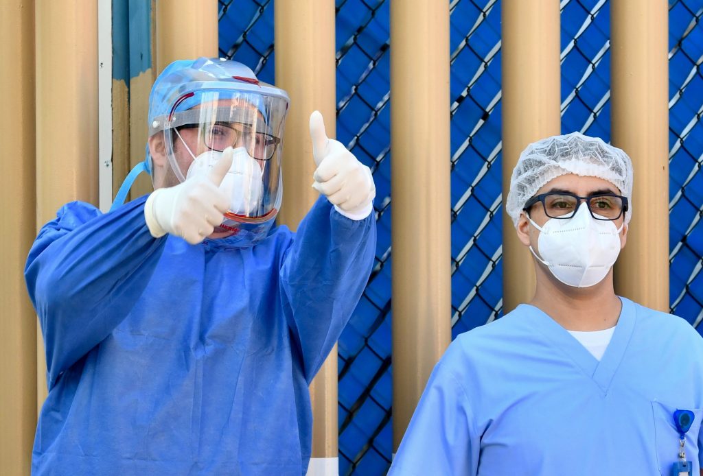 Médicos del Hospital General de México dan informes con señas a familiares de pacientes que son dados de alta por coronavirus. Foto: EFE