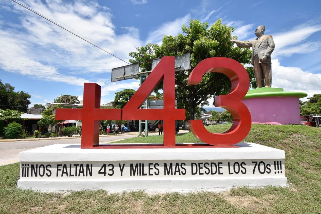  Antimonumento de los 43 estudiantes desaparecidos en Iguala, Guerrero. Foto: Cuartoscuro.