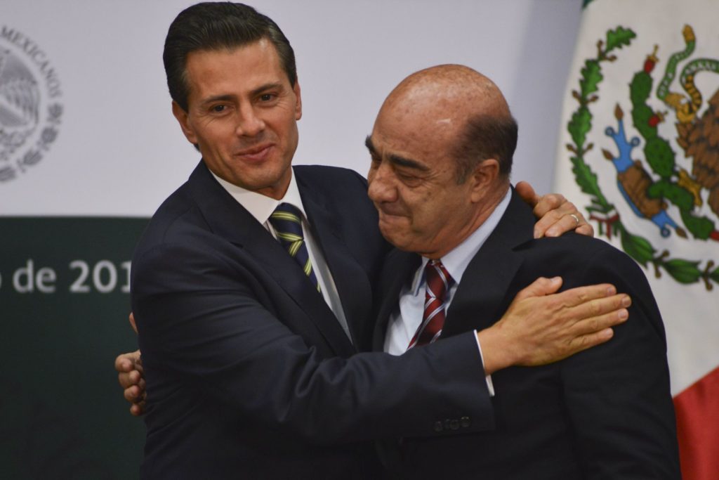 Enrique Peña Nieto, expresidente de México con Jesús Murillo Karam, extitular de la PGR. Foto: Caurtoscuro