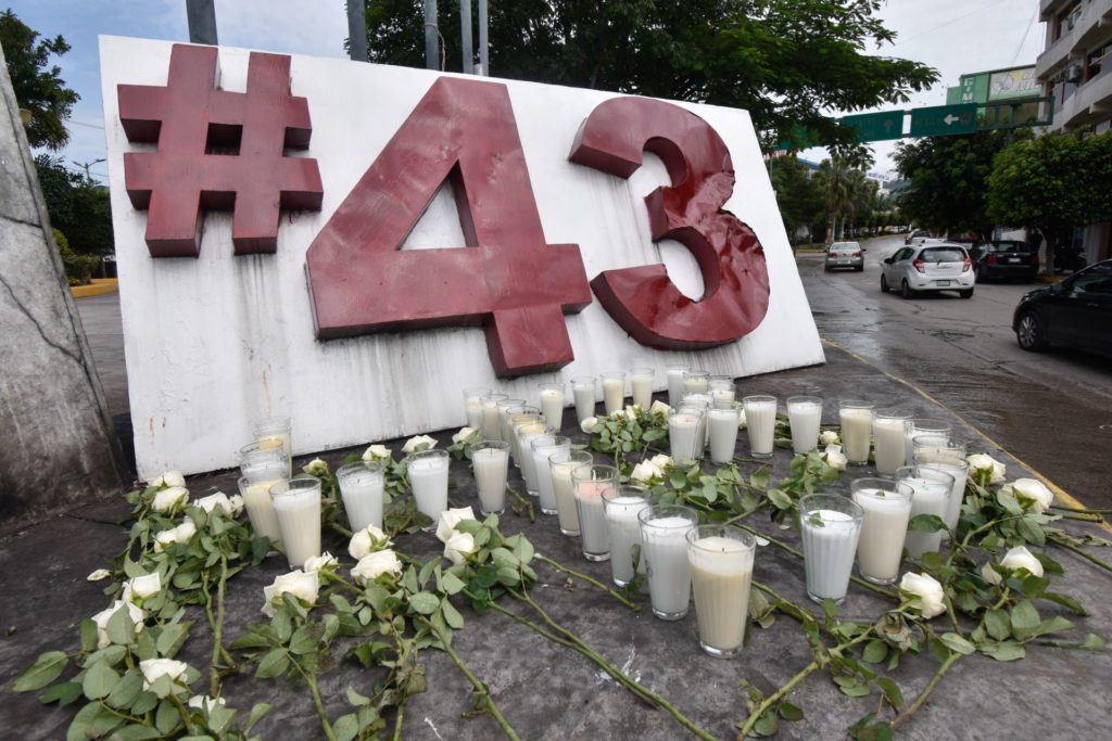 Monumento a los estudiantes de Ayotzinapa. Foto: Cuartoscuro.