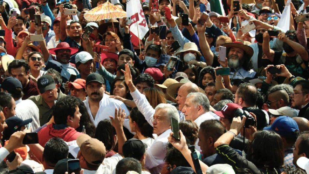 Muestras de aprobación al presidente Andrés Manuel López Obrador (AMLO) en la marcha por el cuarto año de su gobierno. Foto: Archivo