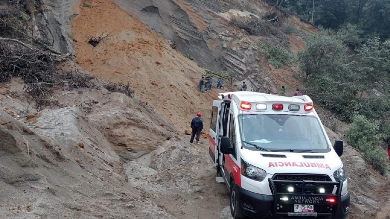 Tras alud en Puebla rescatan a con vida a 2 trabajadores