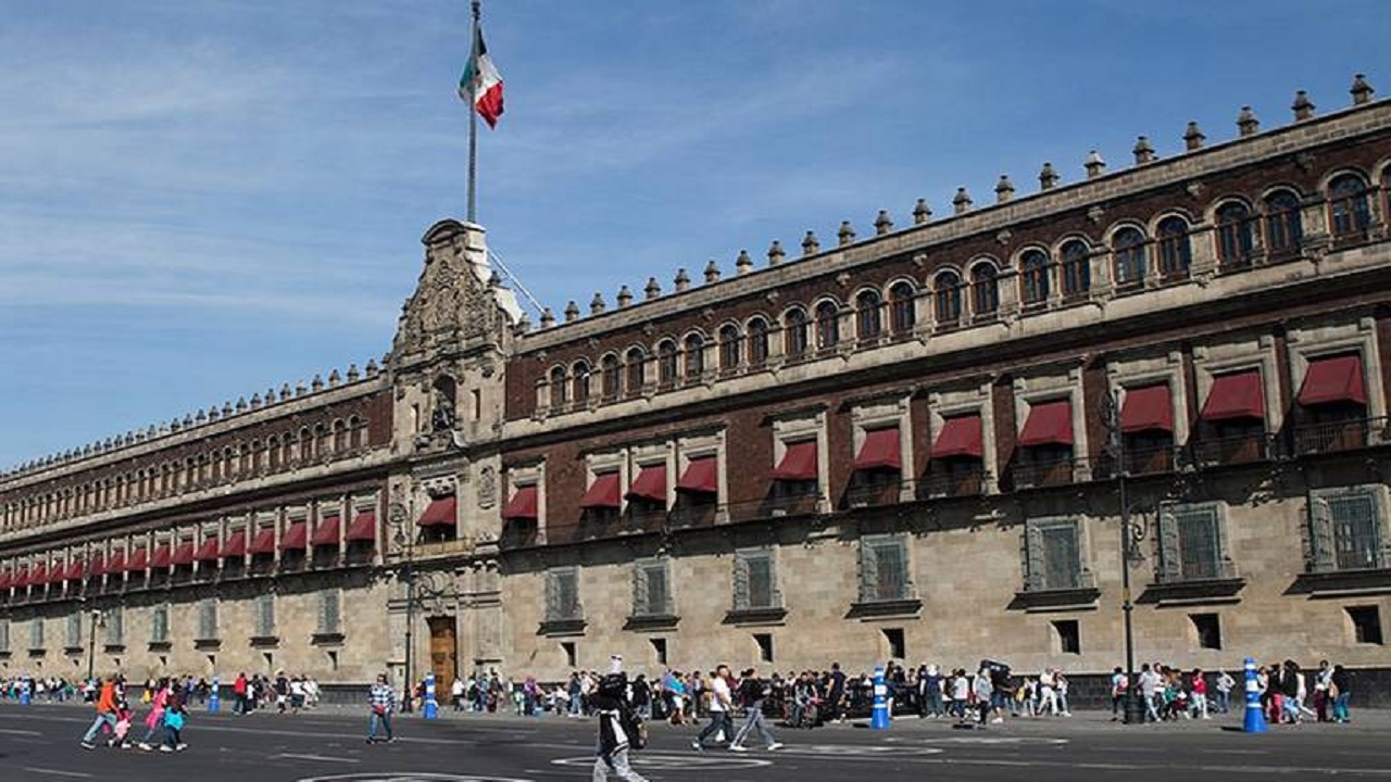 Ante marchas por el 25N blindan Palacio Nacional