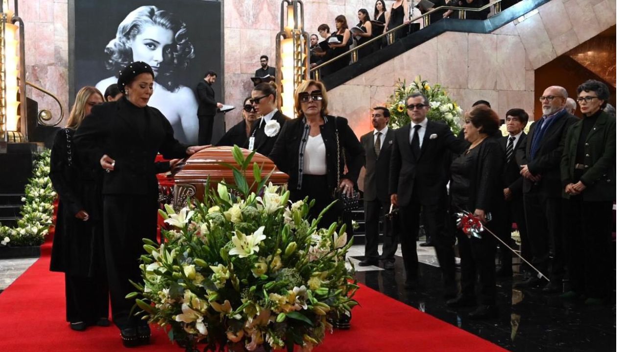 Bellas Artes rindió homenaje de cuerpo presente a Silvia Pinal