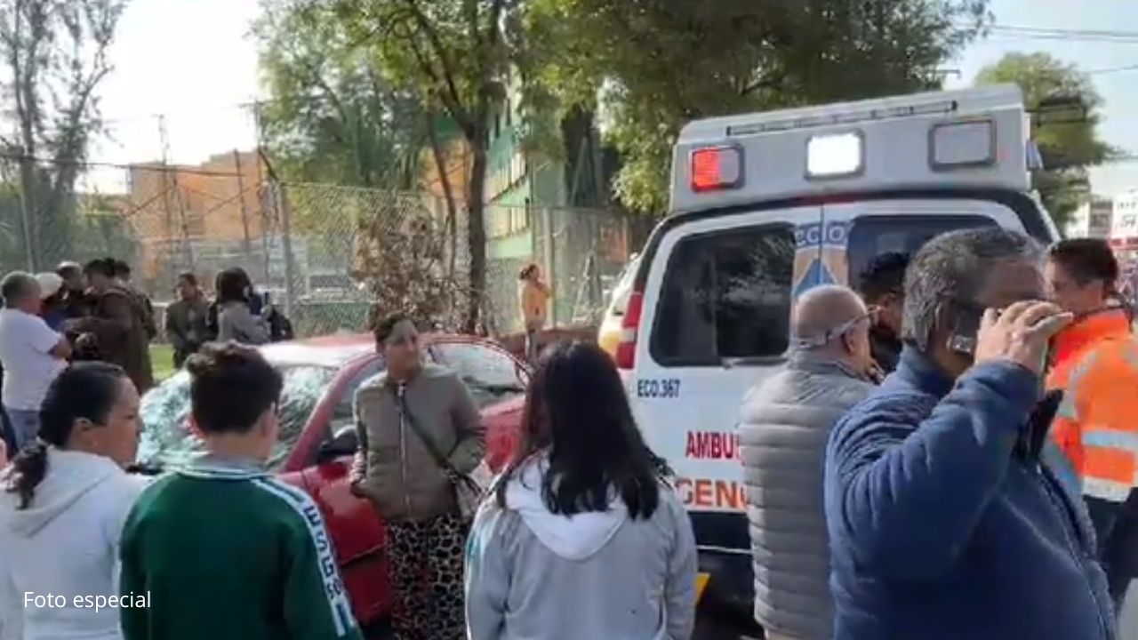 Transporte escolar choca con patrulla en Azcapotzalco