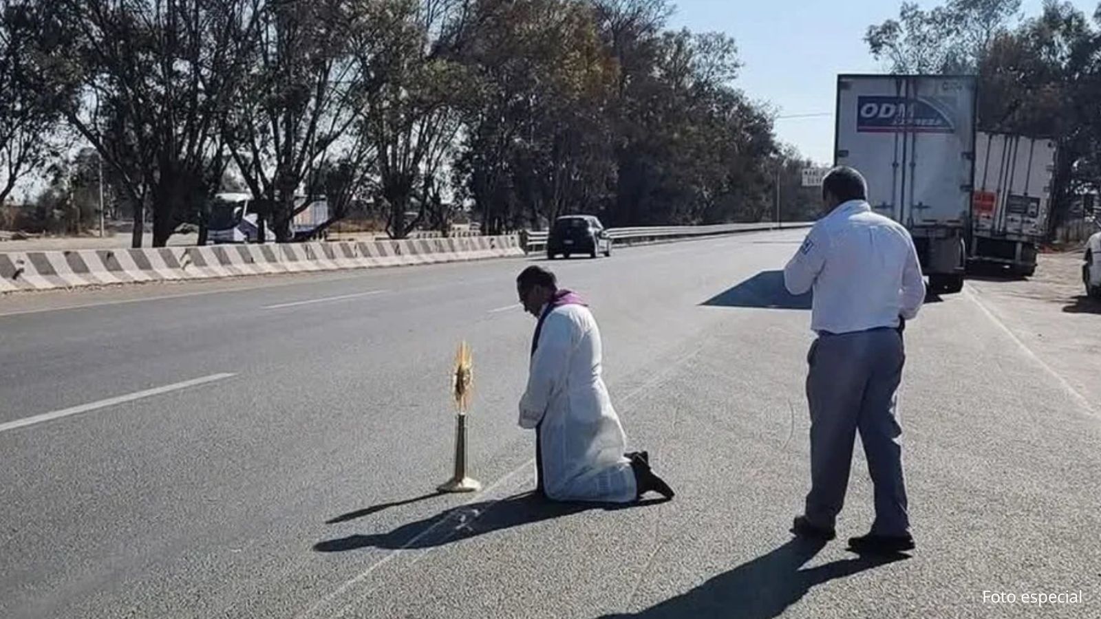 Ante accidentes y robos en la México-Querétaro sacerdote ora y la bendice