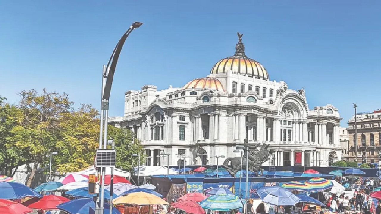 Pese a operativos ambulantes siguen en Bellas Artes