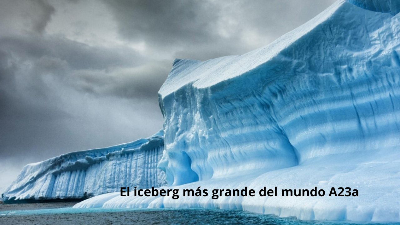 El iceberg más grande del mundo flota a la deriva por el océano Antártico