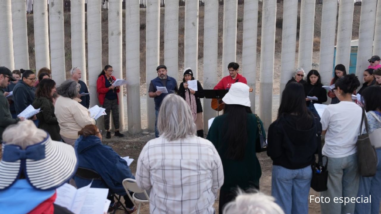 ¡No estamos divididos! Se realizó Posada en muro entre California y México