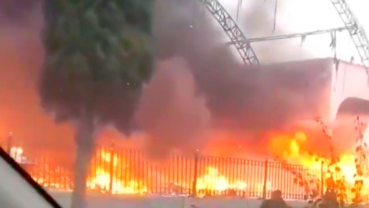 Se incendia tianguis navideño de Teoloyucan, Edomex