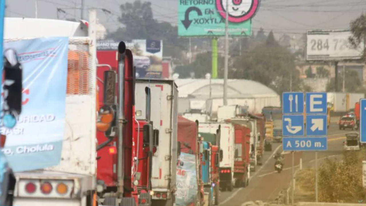 Volcadua de camion desquicia la México-Puebla. Ya son 4 horas de bloqueo