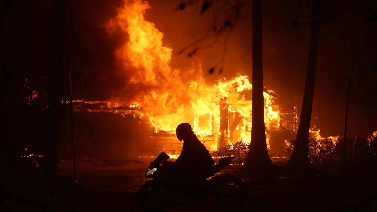 Los Ángeles declaran estado de emergencia por dos fuertes  incendios 