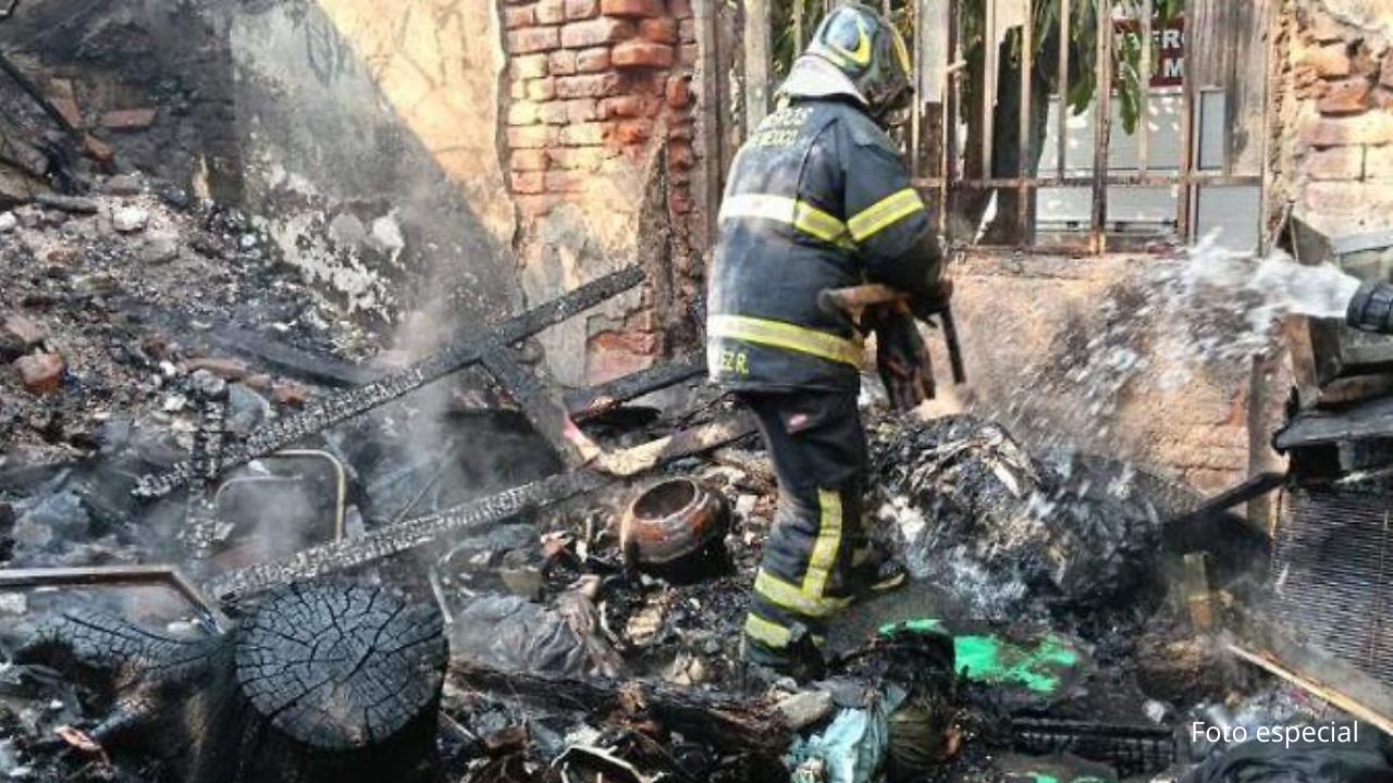 Policías rescatan a niños atrapados en un incendio en la Peralvillo