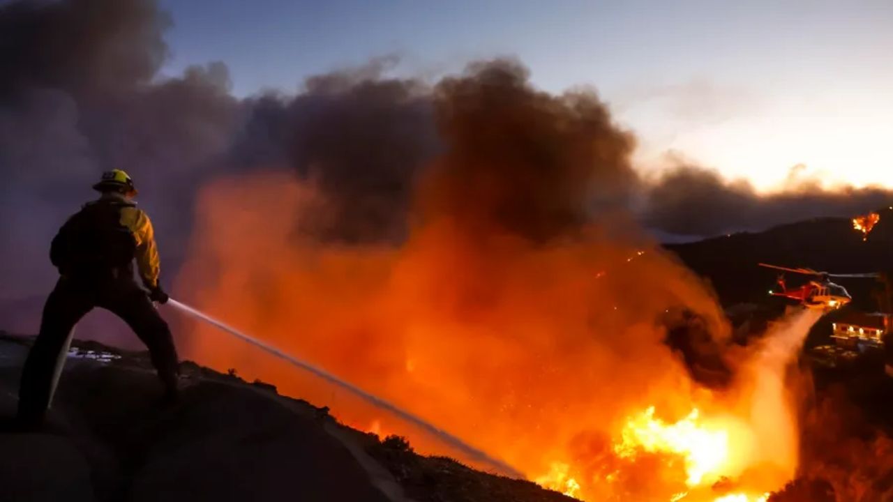 Más de 30 mil personas evacuadas por incendio en California