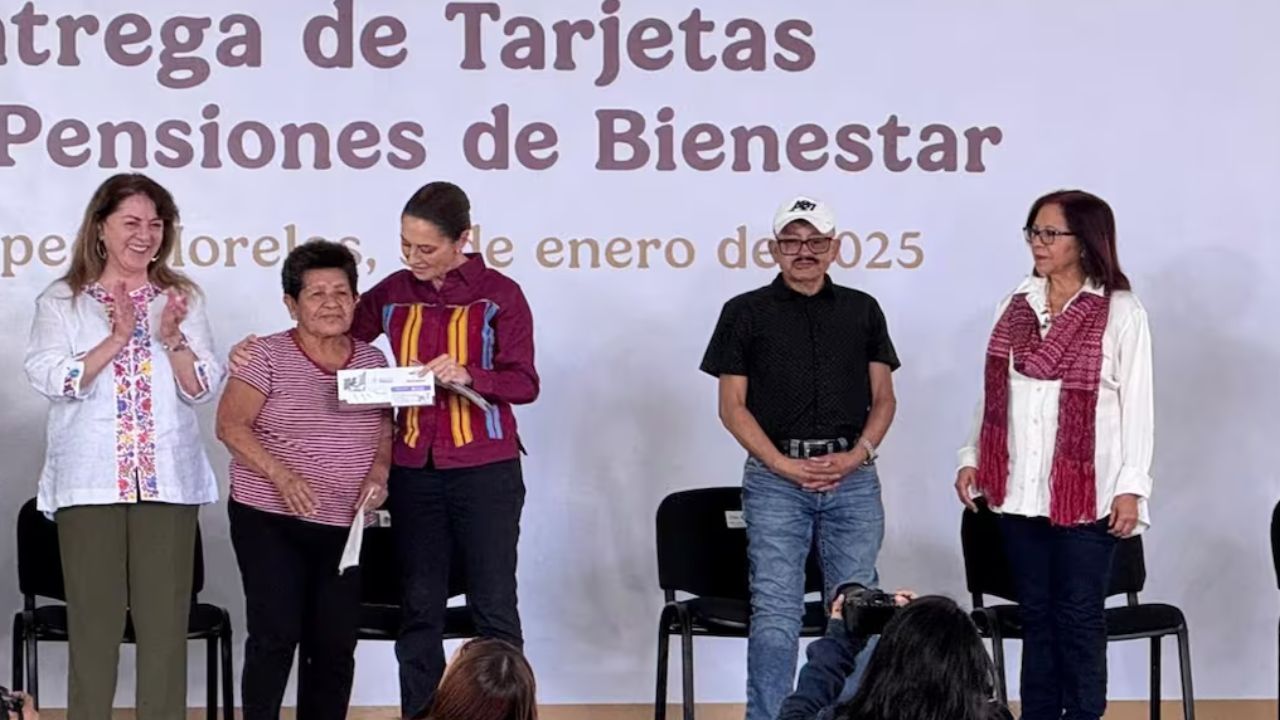 Sheinbaum entrega tarjetas de pensión de Bienestar en Morelos