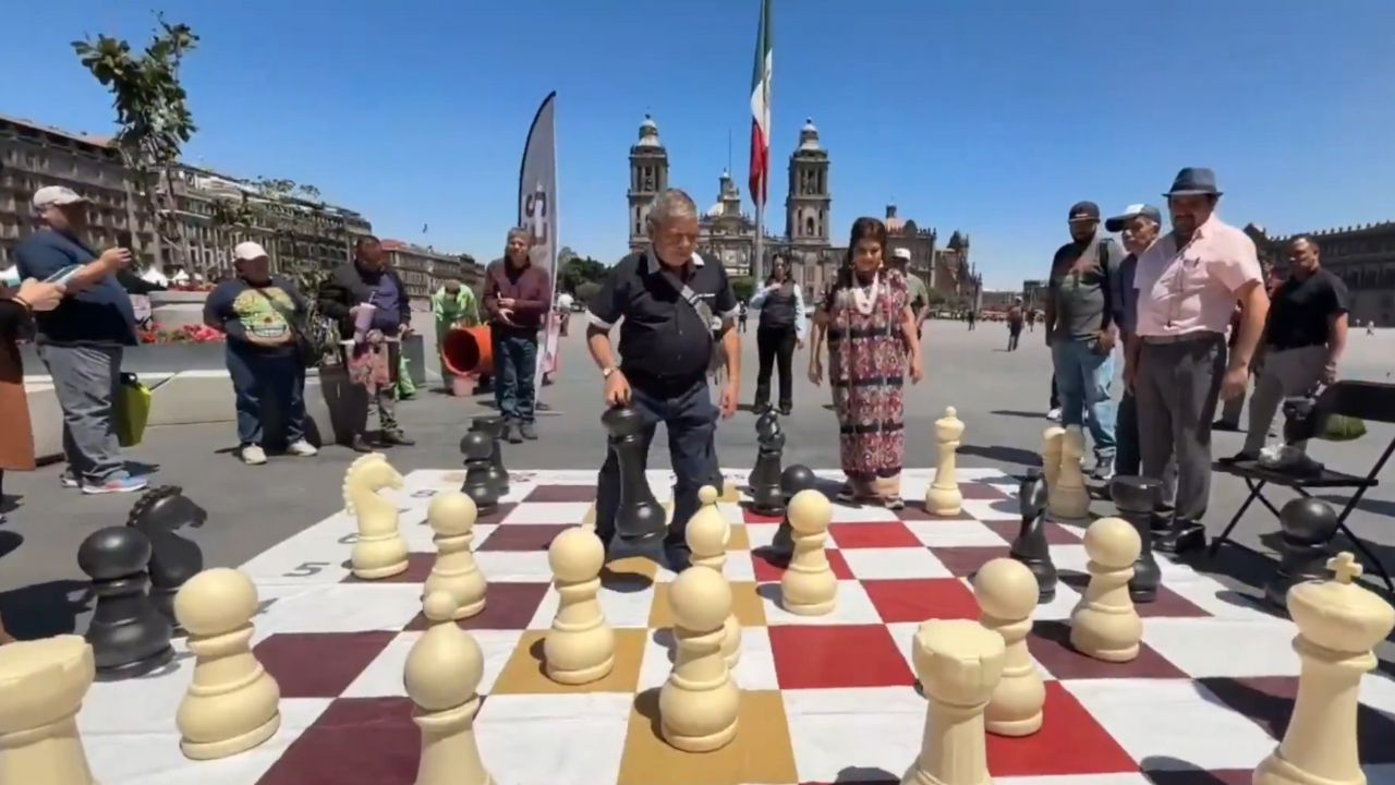 Tableros gigantes de ajedrez en el Zócalo