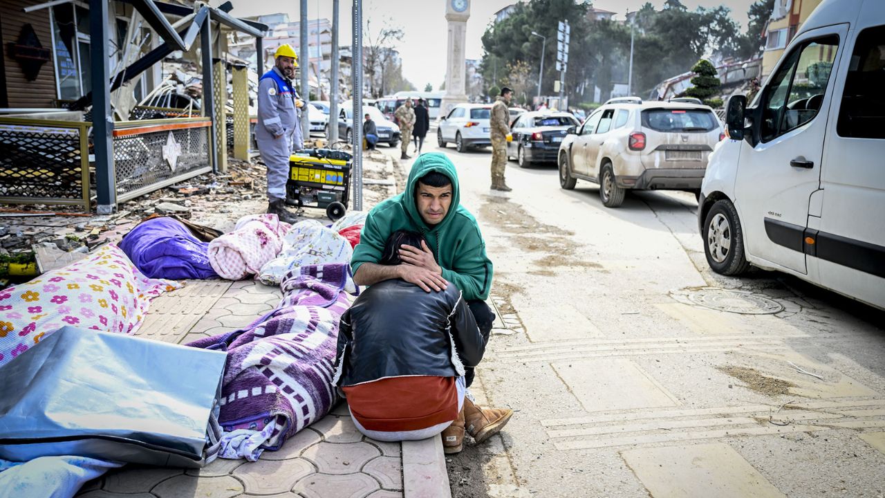 Más de un centenar de víctimas tras sismo en Estambul