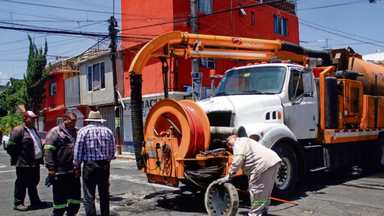 CDMX ofrece desazolve gratuito de coladeras