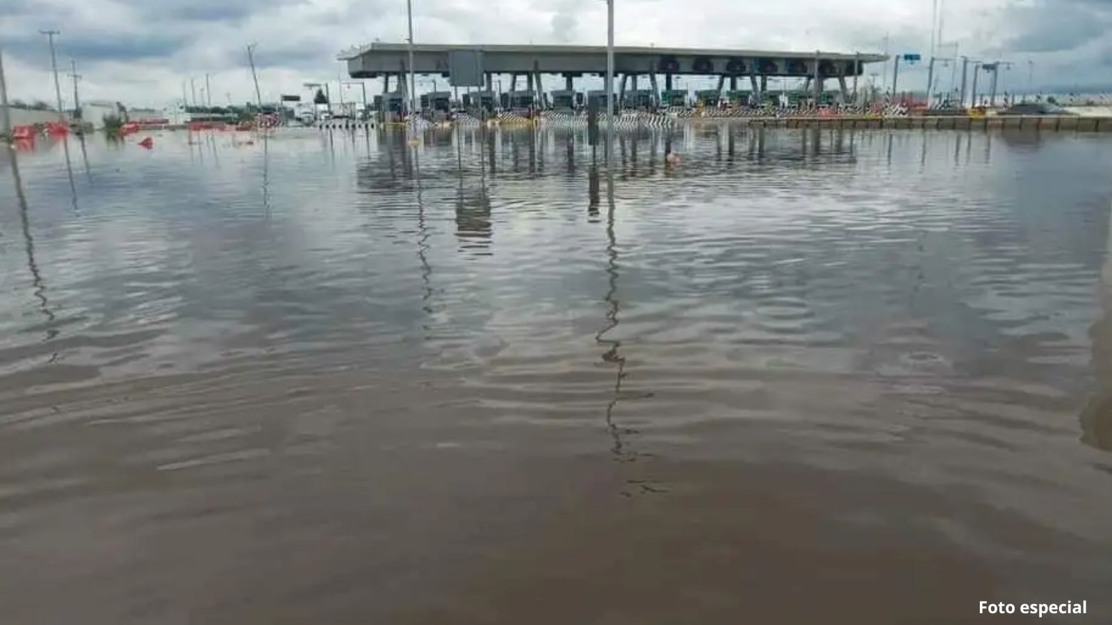 Inundaciones paralizan tránsito en el Circuito Exterior Mexiquense