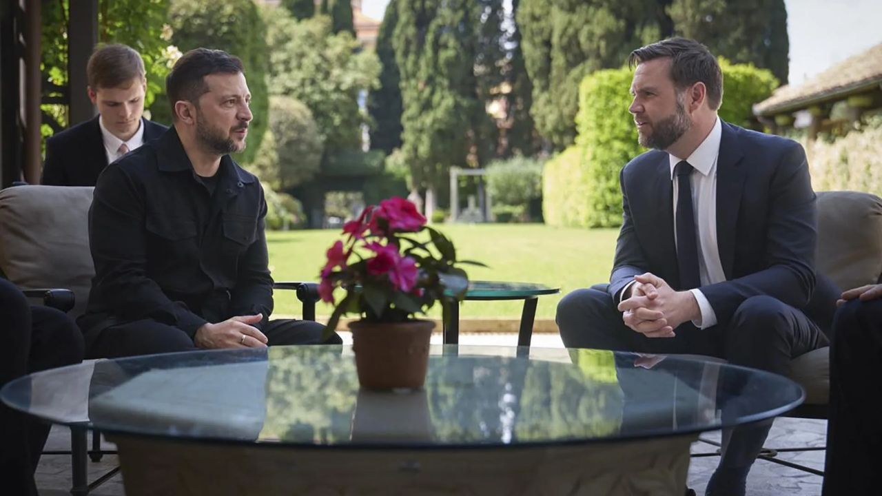 Zelenski sostuvo una reunión con JD Vance en Roma 