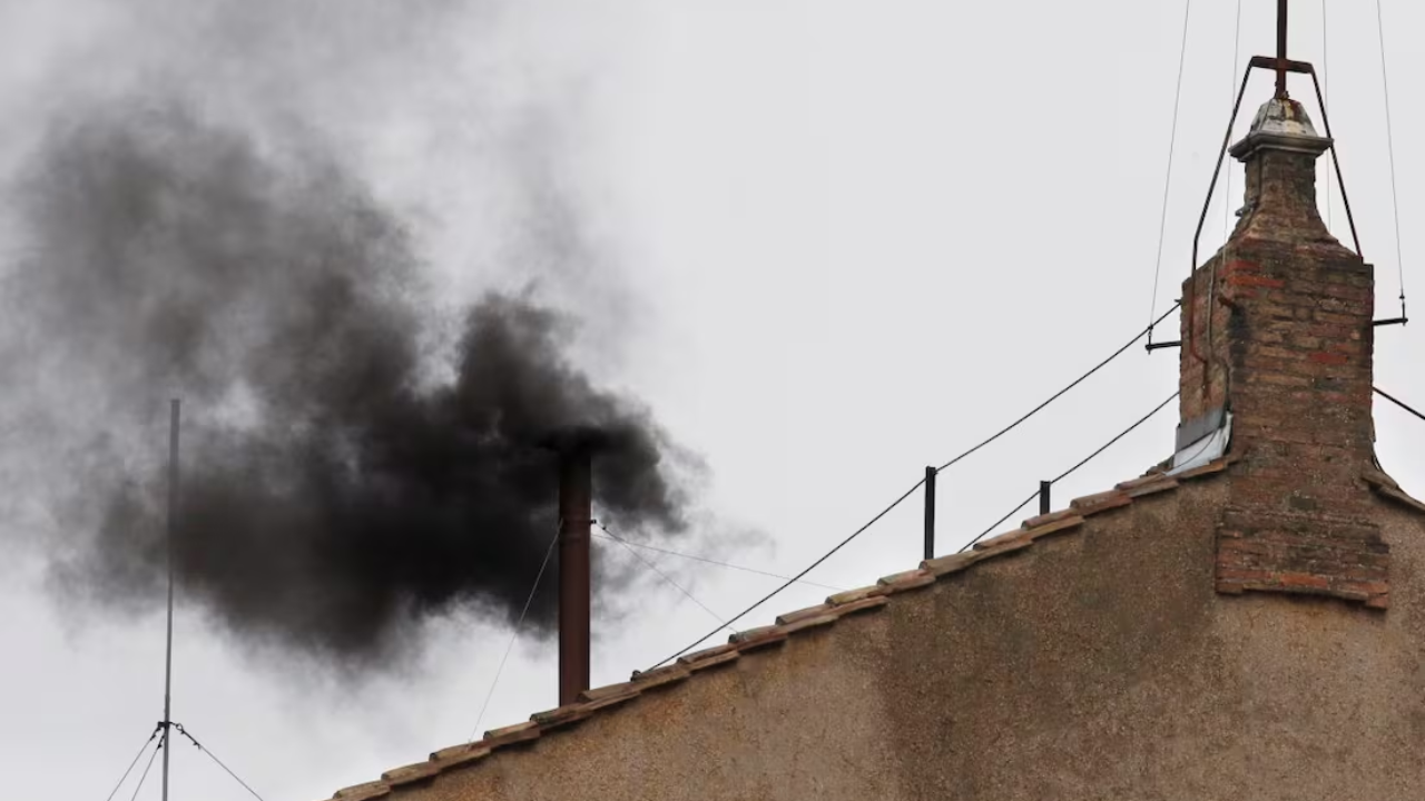 No hay Papa, sale humo negro en la Capilla Sixtina 