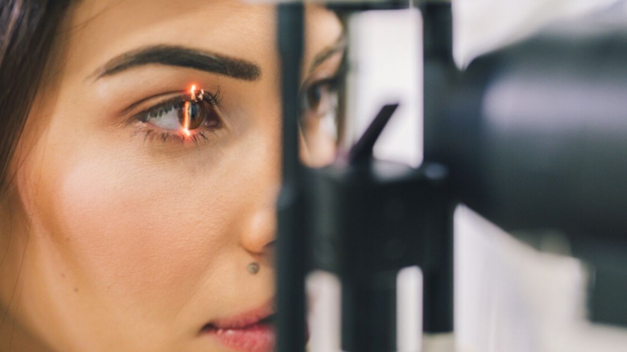 Lentes de contacto que ven luz infrarroja con los ojos cerrados