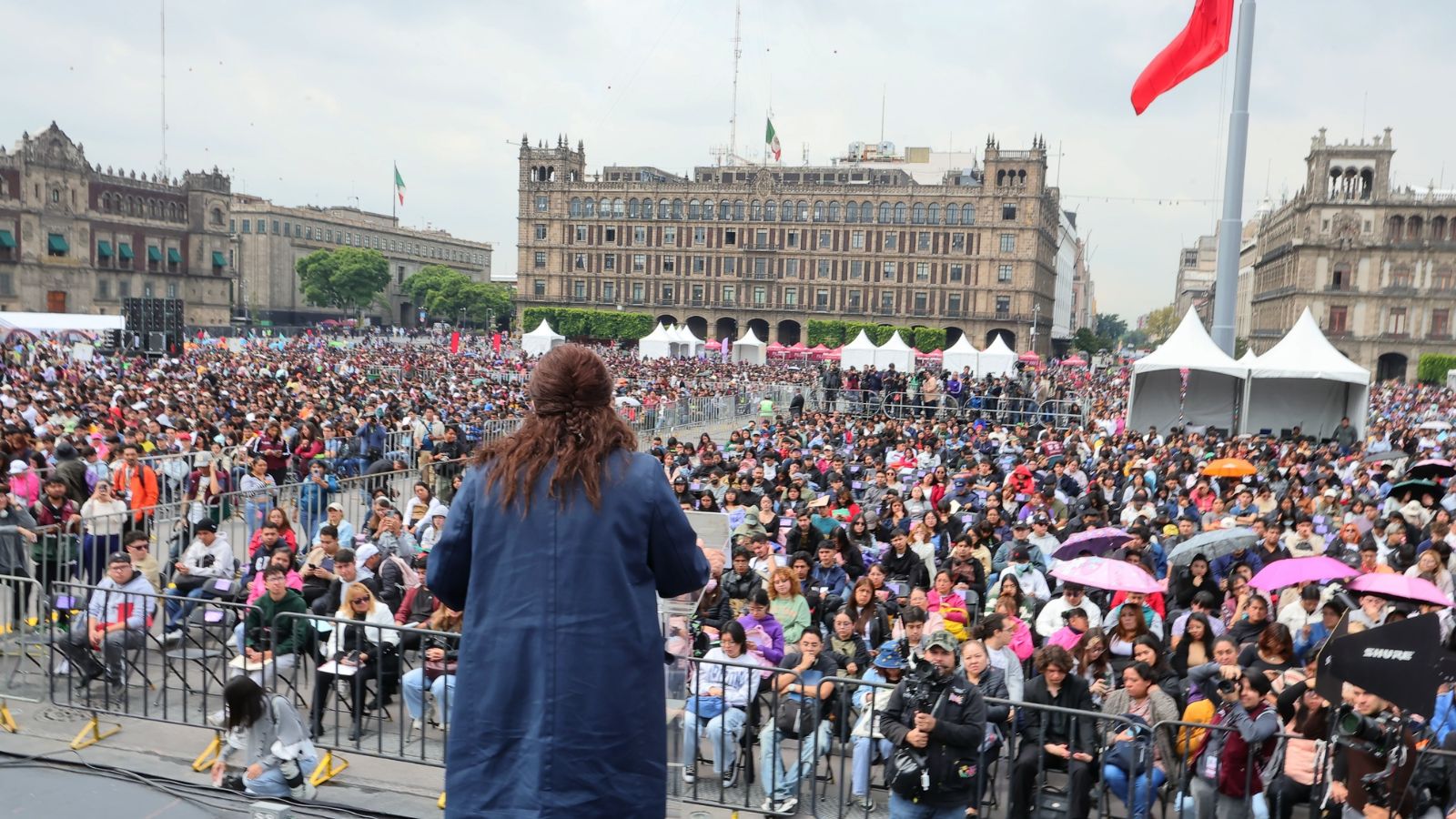 Brugada anuncia beca de transporte para 50 mil estudiantes