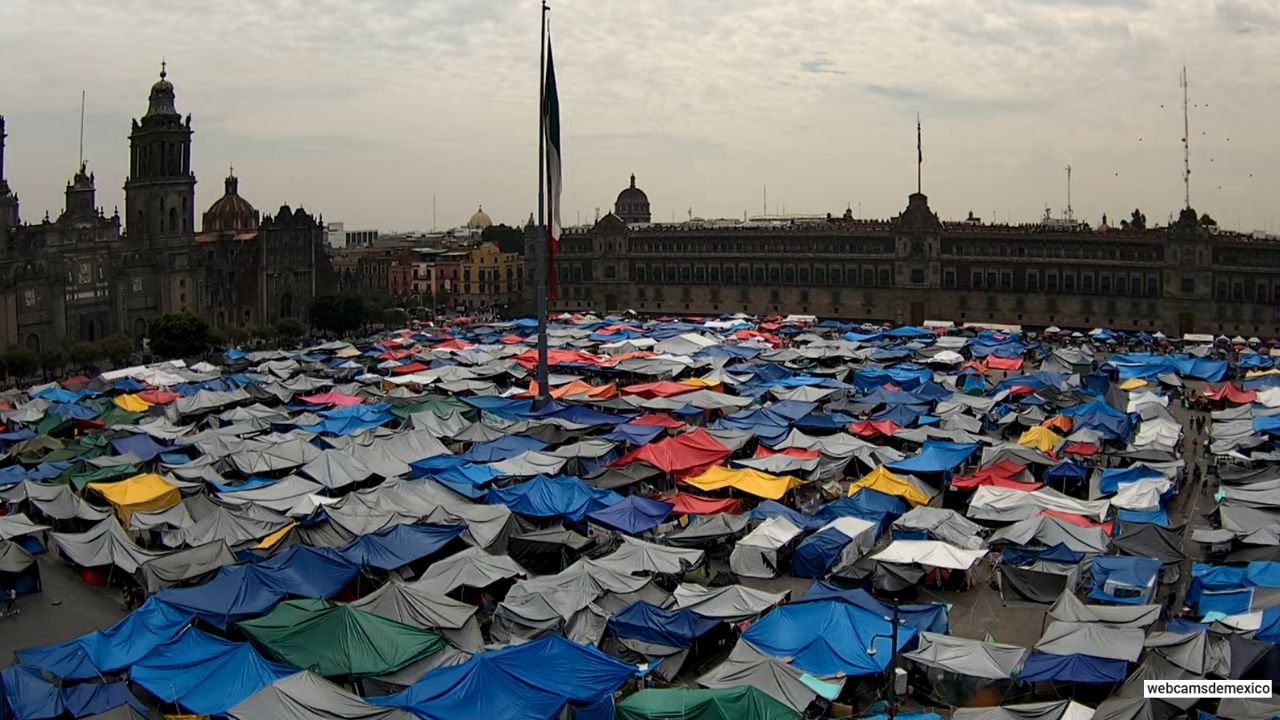 Sección 22 de la CNTE se queda en el Zócalo