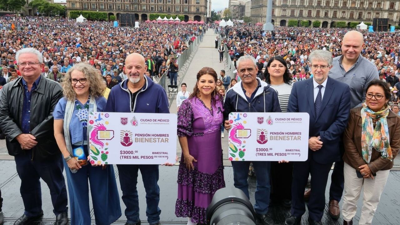 Brugada entrega Pensión Hombres Bienestar e Ingreso Universal