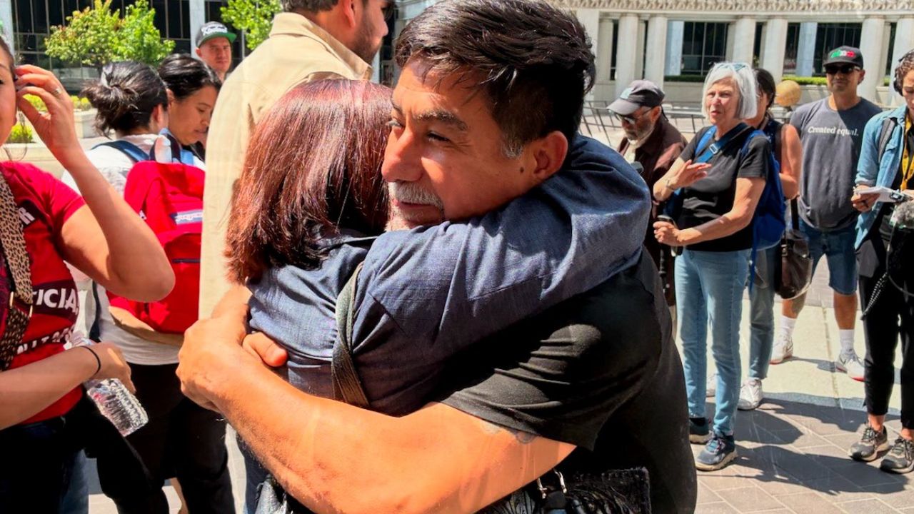 Liberan al  líder activista pro migrante de Los Ángeles