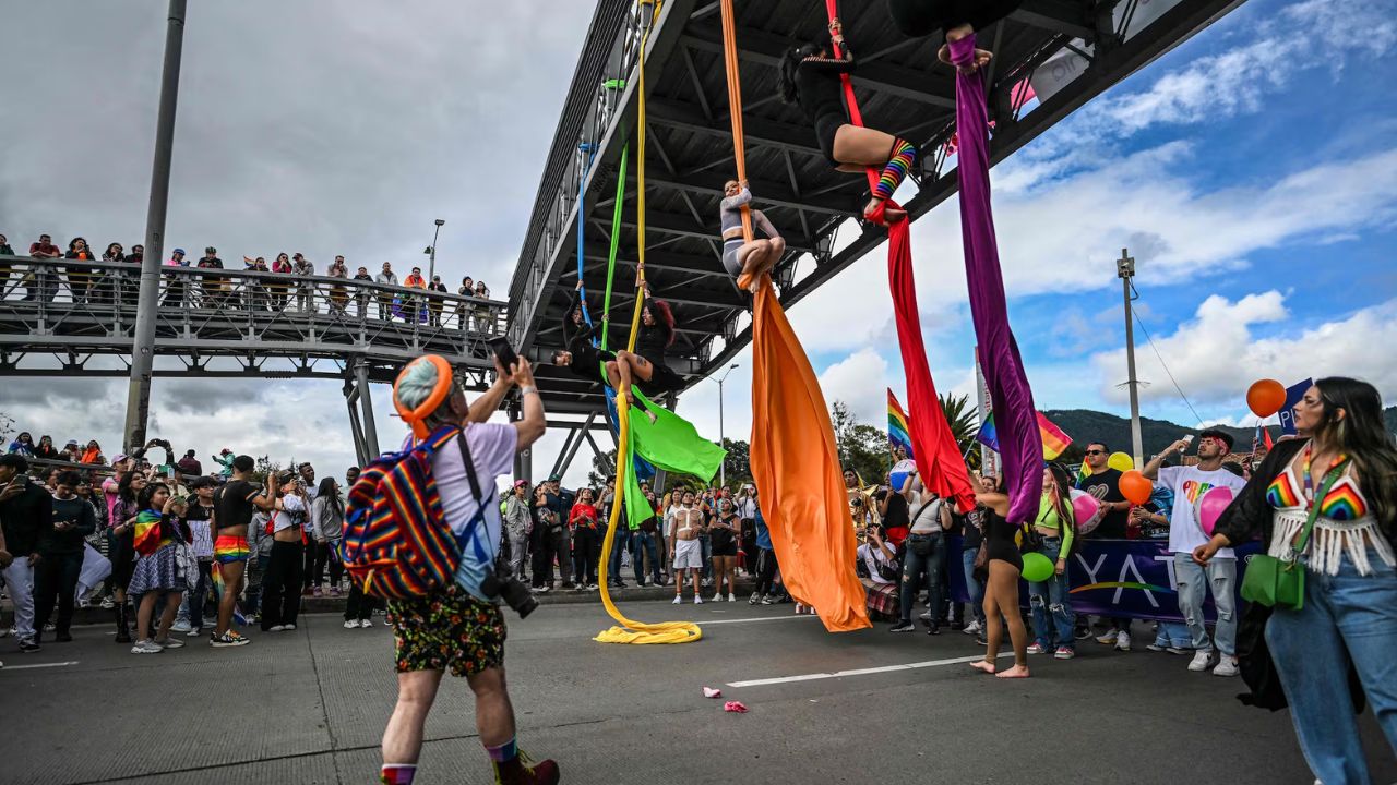 Miles de personas vistieron Bogotá con los colores del arcoíris