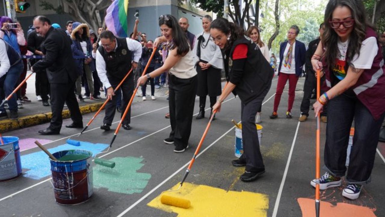 Pintan cruce peatonal con los colores del arcoíris