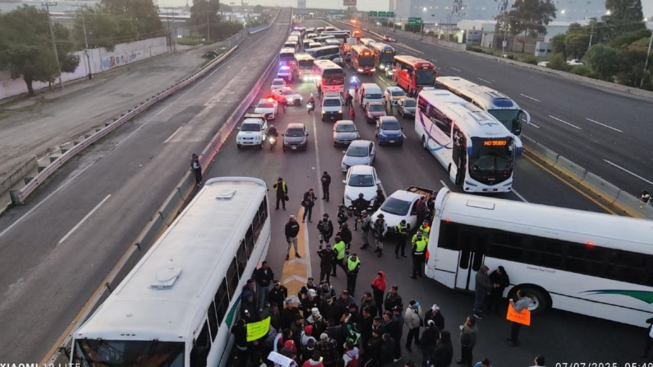 Transportistas bloquean autopista México-Puebla