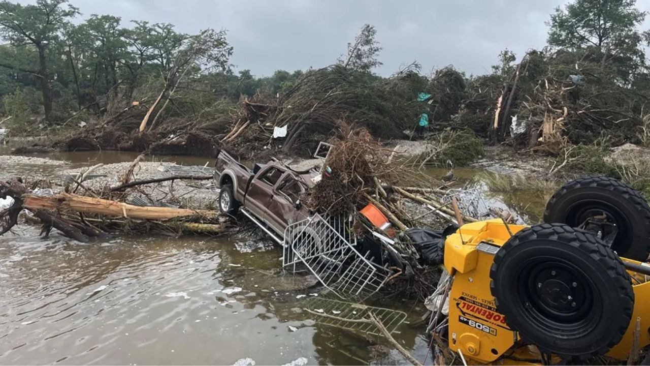 Texas de luto por más de 100 muertos tras inundaciones 