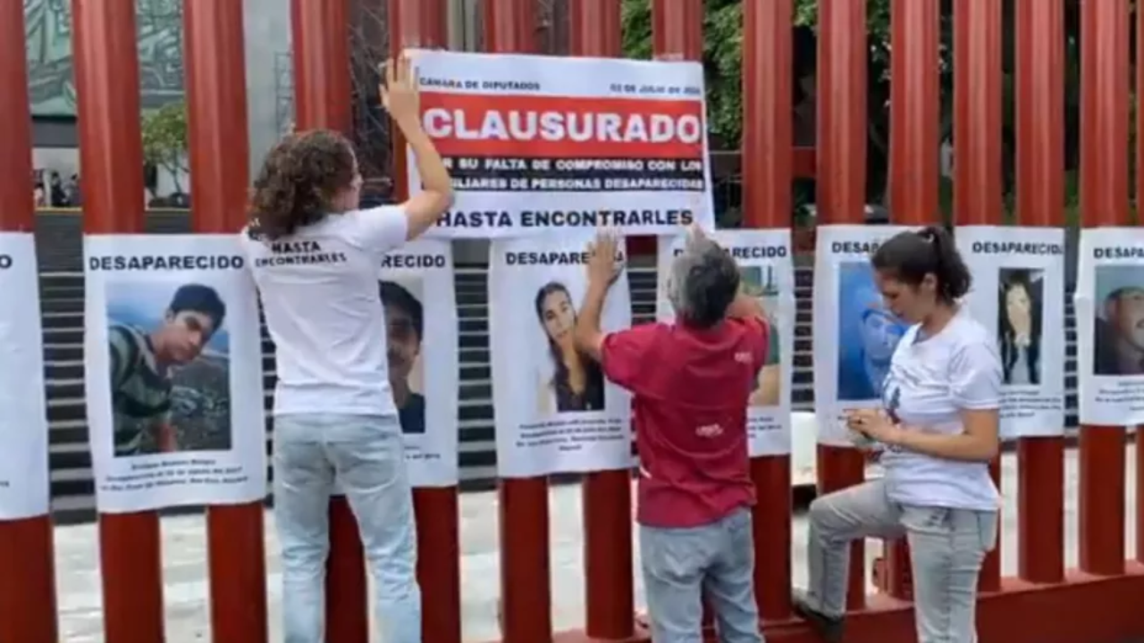 Colectivos protestan contra la Ley Espía en el Congreso de la Unión 