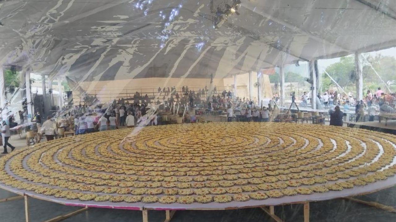 ¡Récord! Más de 120 cocineras hacen la tlayuda más grande del mundo