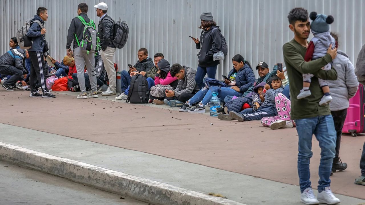 EU restringe acceso a programas a migrantes indocumentados 