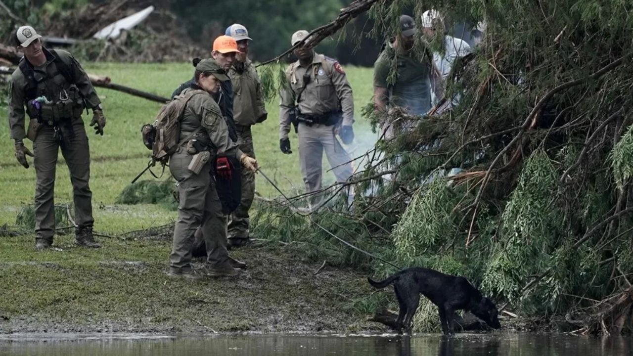 Texas de luto por más de 100 muertos tras inundaciones 