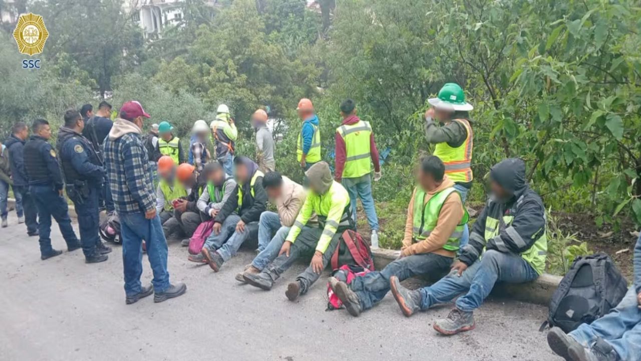 Camioneta con trabajadores del Tren Interurbano cae a barranca