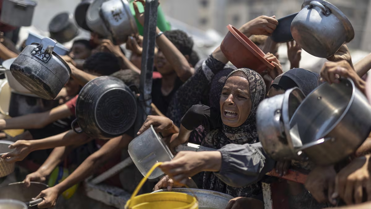Francia envía 40 toneladas de ayuda humanitaria a Gaza 