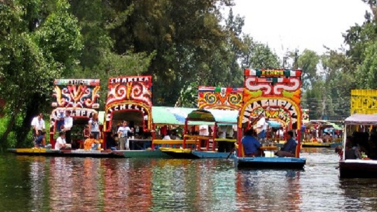 Rescatan a 30 personas varadas en trajinera de Xochimilco
