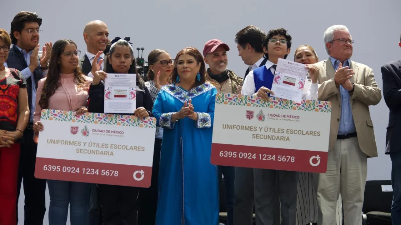 Brugada encabeza entrega de tarjetas para uniformes y útiles escolares
