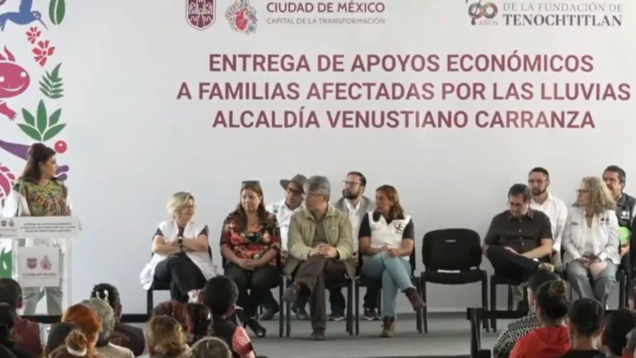 Brugada entrega apoyos por inundación en Venustiano Carranza
