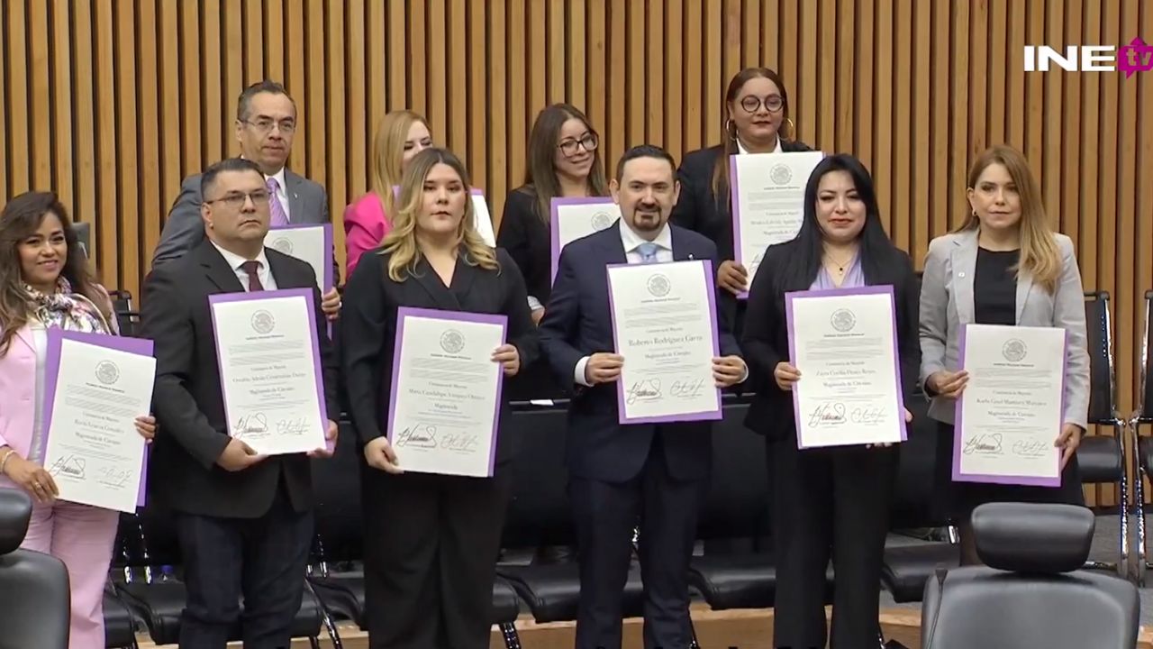 INE entrega constancias a jueces y magistrados electos  