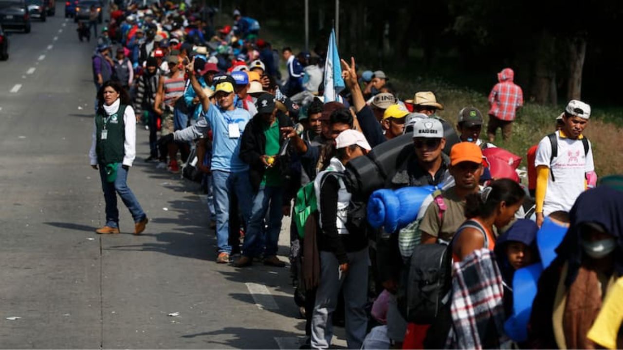 Caravana migrante sigue su marcha por Chiapas rumbo a Pijijiapan  