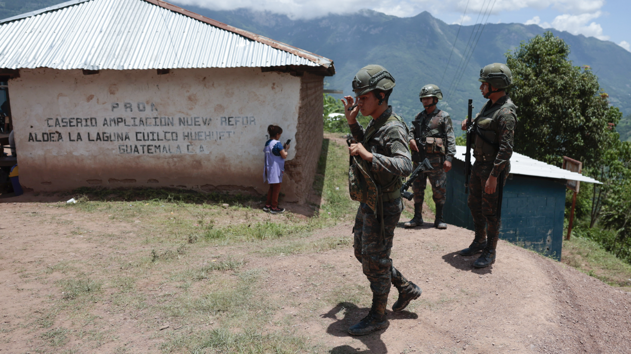 Chiapanecos refugiados en Guatemala son familiares de narcos, afirma Fiscalía 