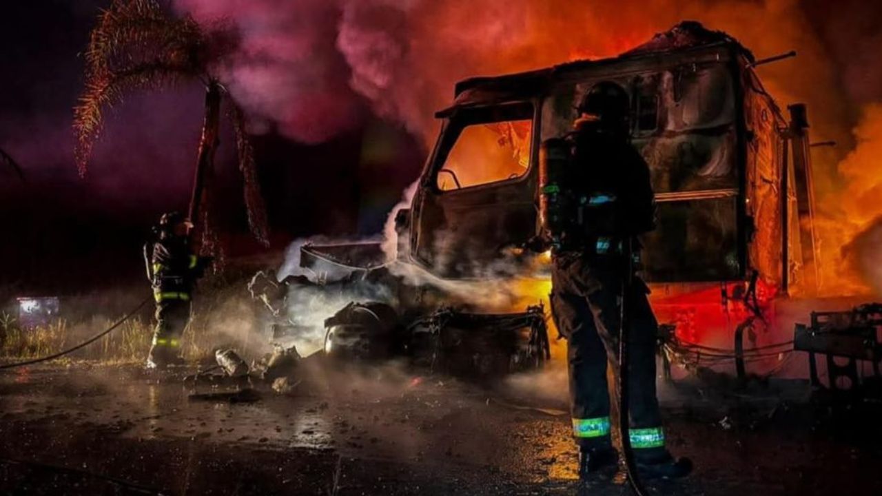 Rayo incendia tractocamión en Querétaro