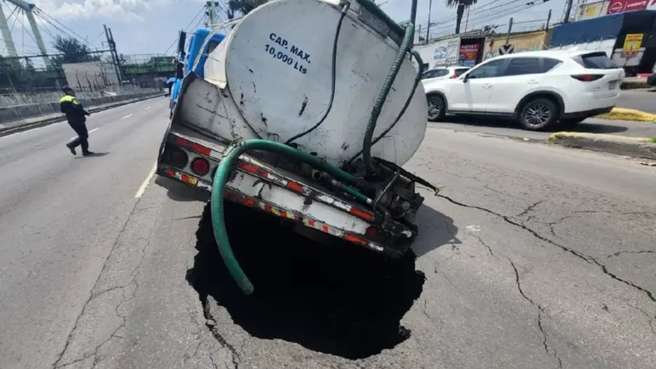 Pipa cae en socavón sobre la Calzada Ignacio Zaragoza 