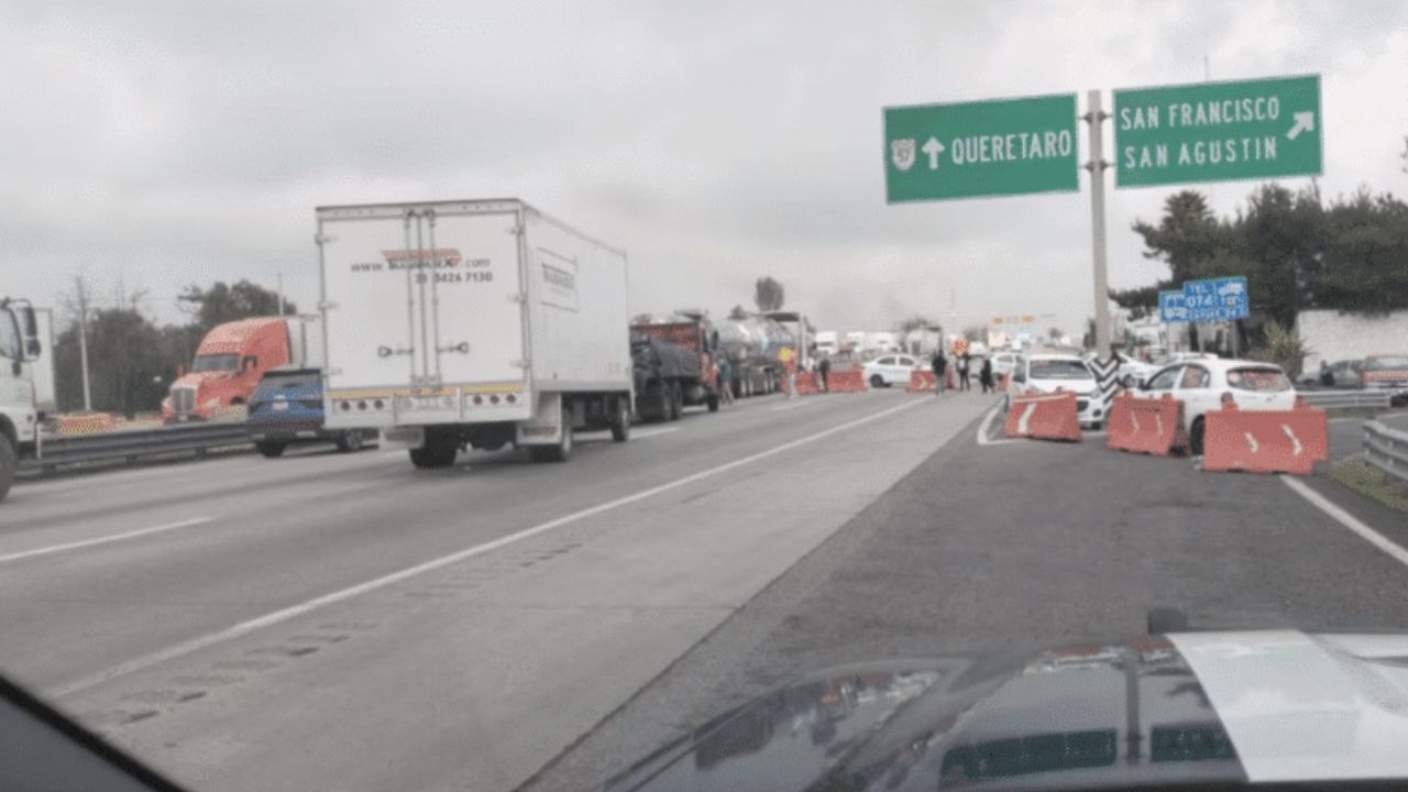 Autotransportistas exigen solución a caos vial en la México-Querétaro