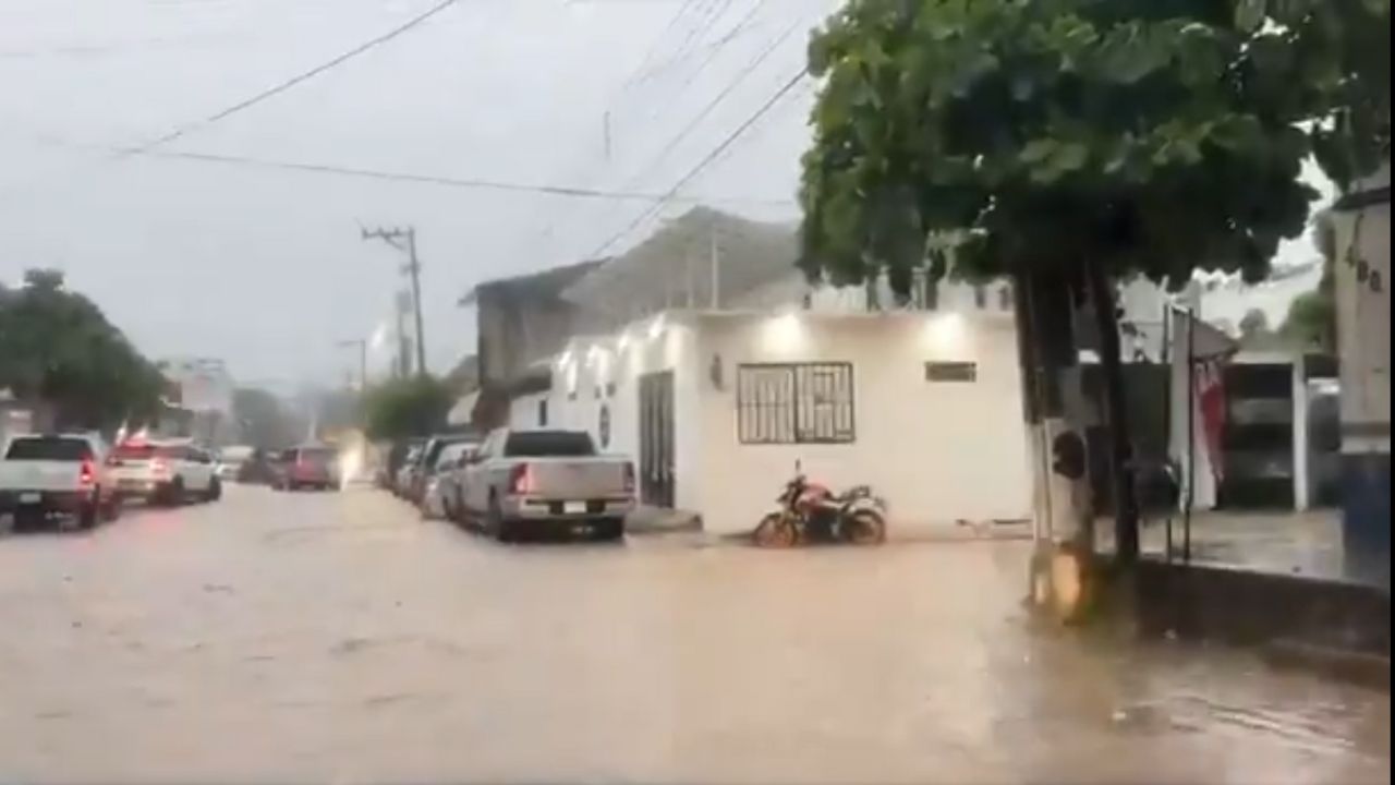 Lluvias dañan viviendas y arrastran vehículos en Puerto Vallarta